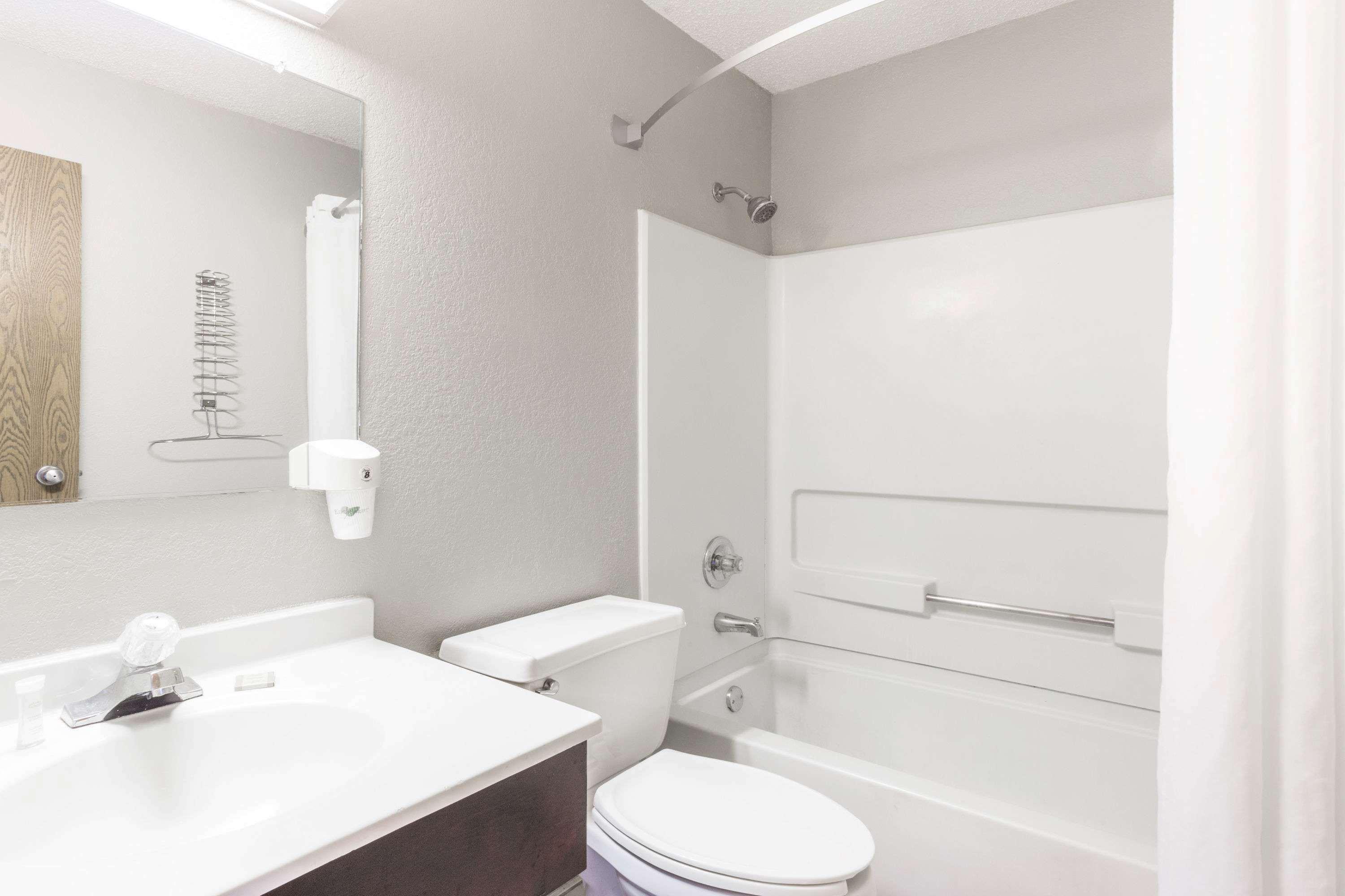 ซูเปอร์ 8 บาย วินด์แฮม เซนต์ชาร์ลส์ Hotel ภายนอก รูปภาพ