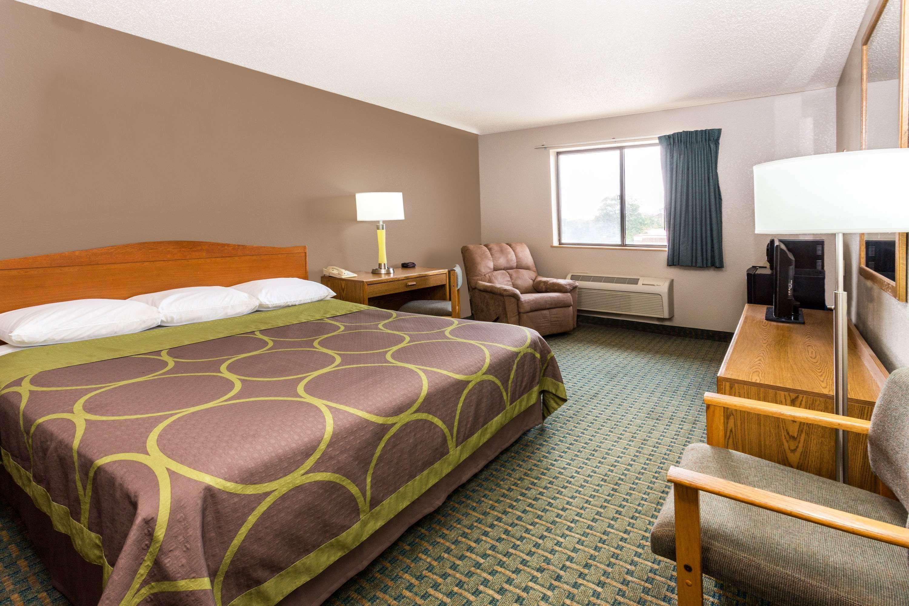 ซูเปอร์ 8 บาย วินด์แฮม เซนต์ชาร์ลส์ Hotel ภายนอก รูปภาพ