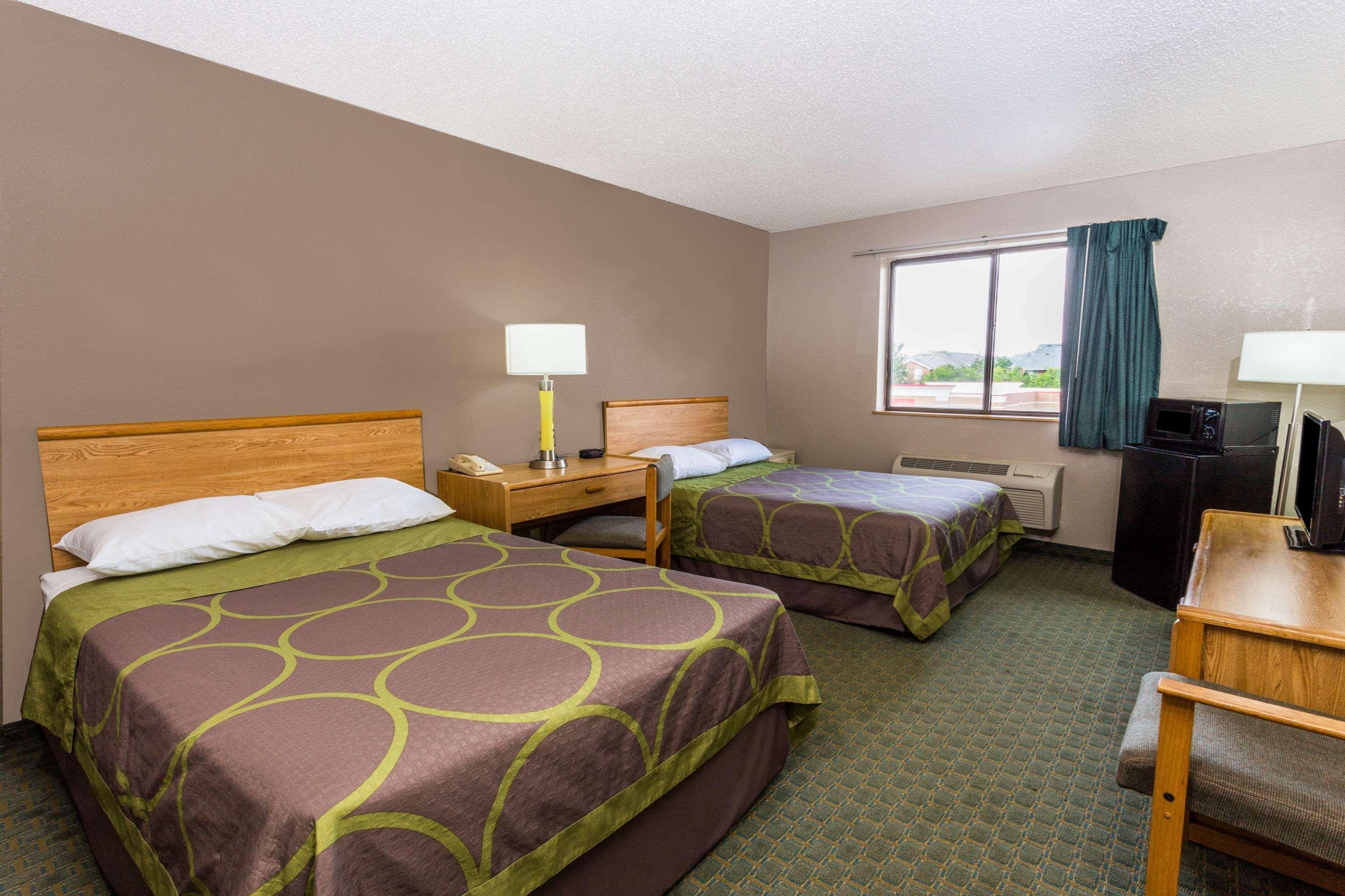 ซูเปอร์ 8 บาย วินด์แฮม เซนต์ชาร์ลส์ Hotel ภายนอก รูปภาพ