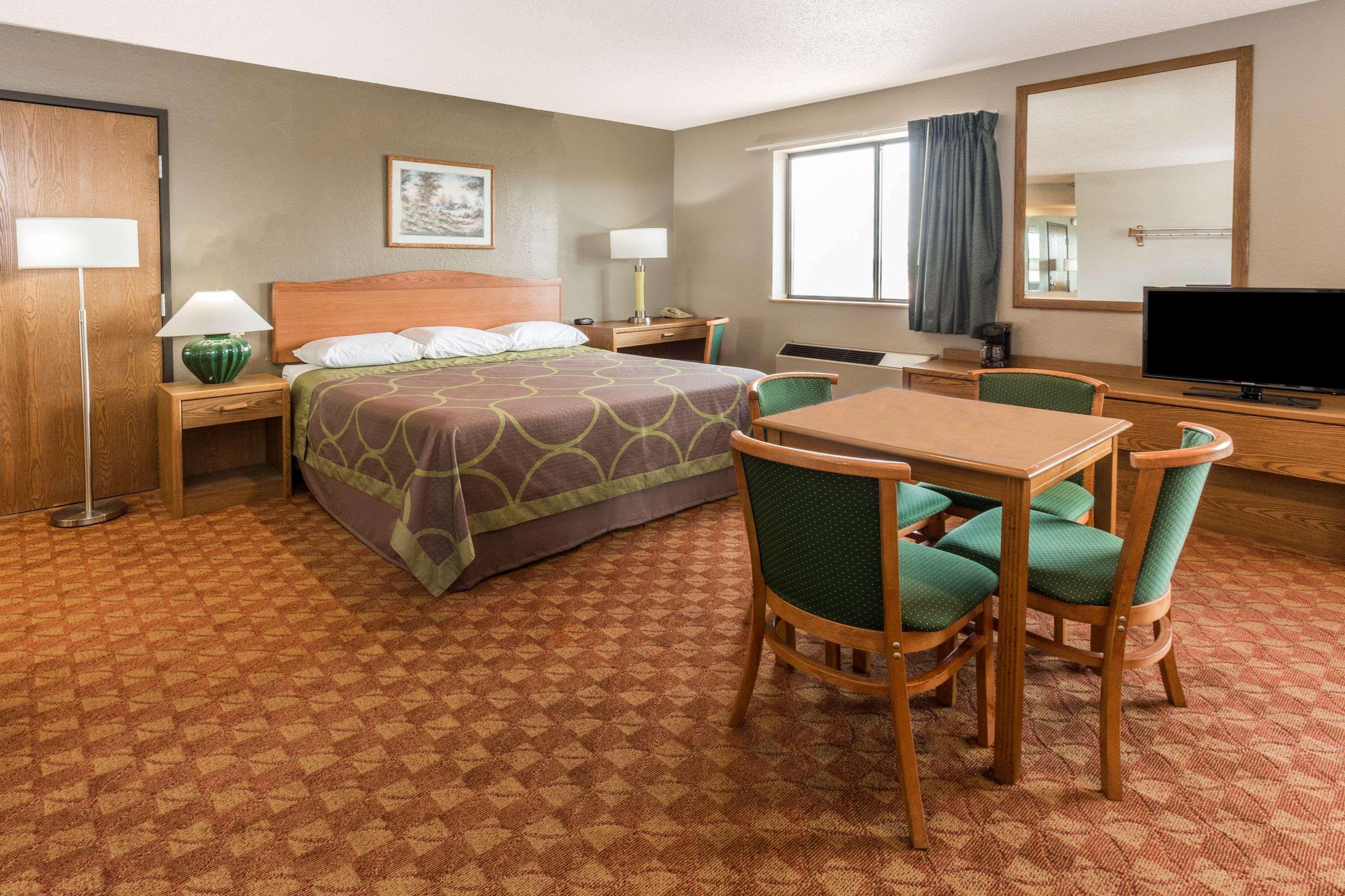 ซูเปอร์ 8 บาย วินด์แฮม เซนต์ชาร์ลส์ Hotel ภายนอก รูปภาพ