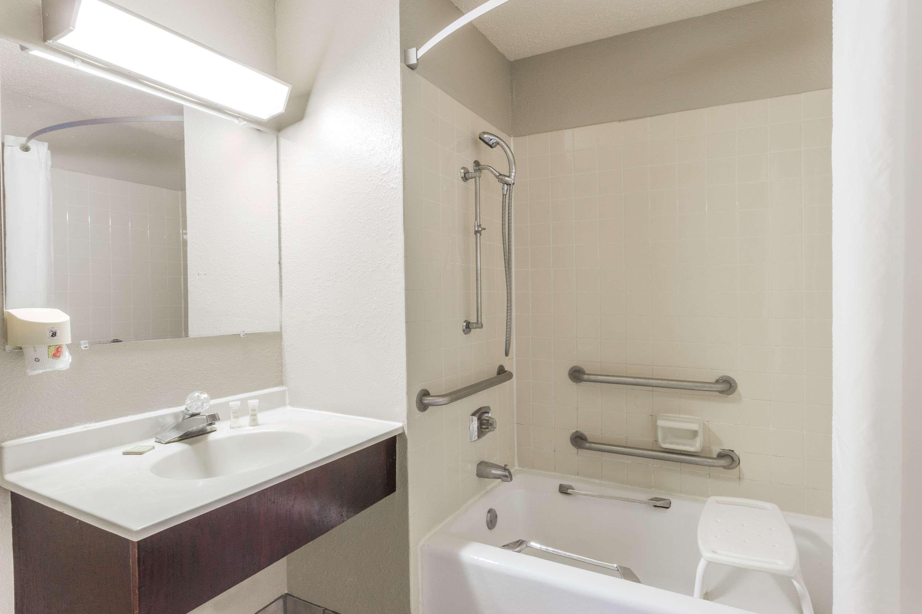 ซูเปอร์ 8 บาย วินด์แฮม เซนต์ชาร์ลส์ Hotel ภายนอก รูปภาพ