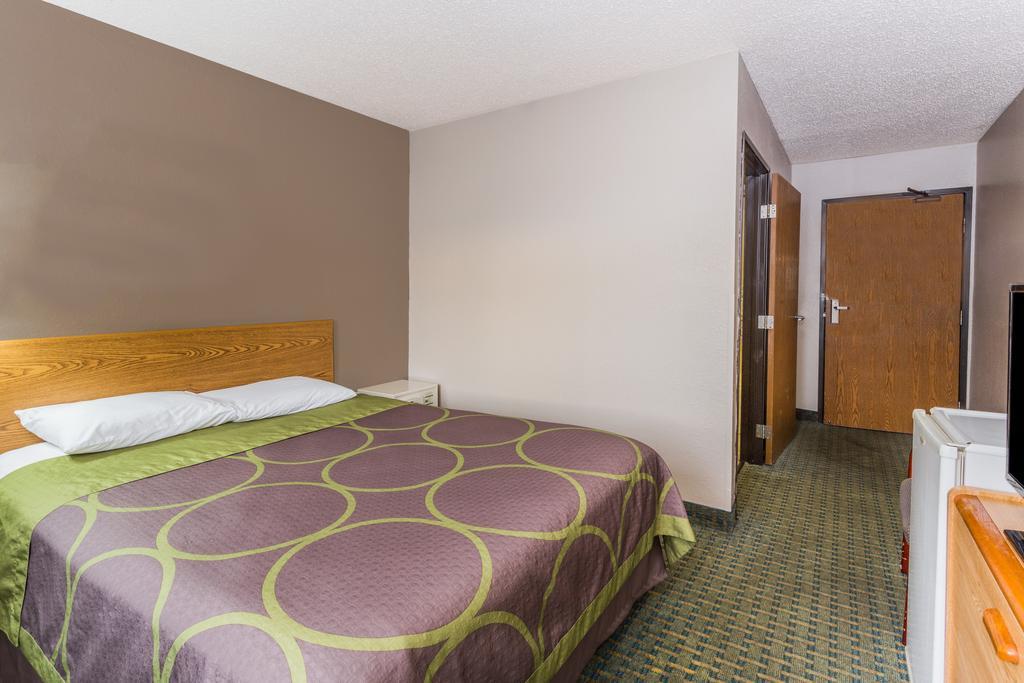 ซูเปอร์ 8 บาย วินด์แฮม เซนต์ชาร์ลส์ Hotel ภายนอก รูปภาพ